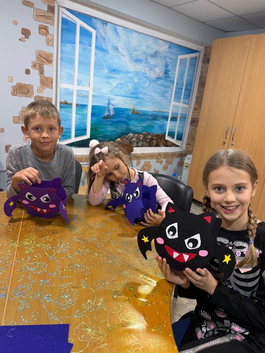 Діти показують вироби, які зробили своїми руками